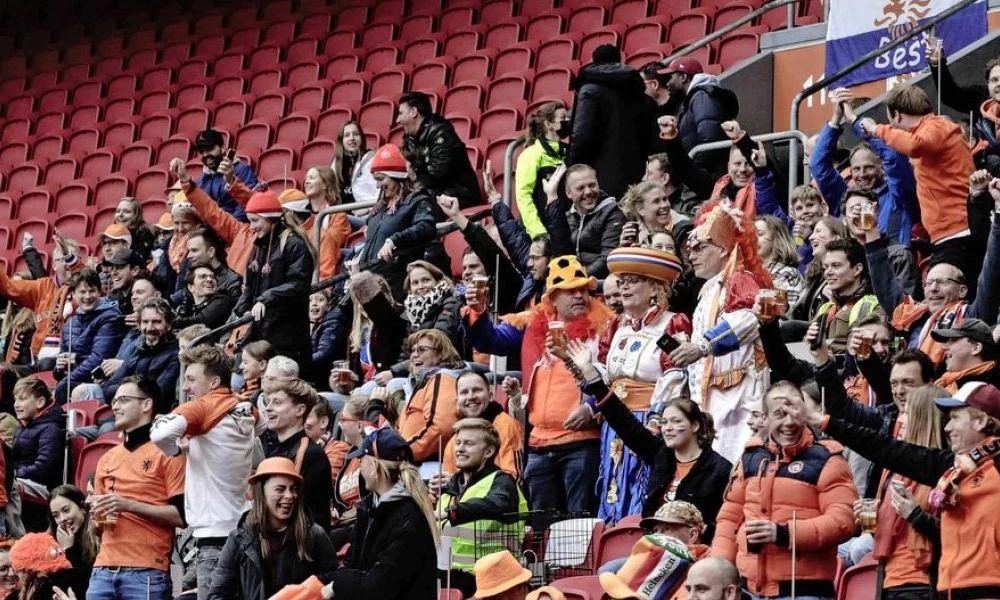 Ολλανδία: Οπαδοί χωρίς μάσκες και αποστάσεις στα προκριματικά του Μουντιάλ